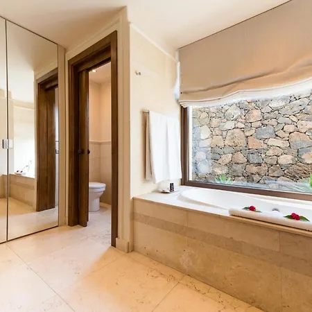 Вілла Puerto Del Carmen Sleeps 6 With Pool Air Con And Wifi Пуерто-дель-Кармен