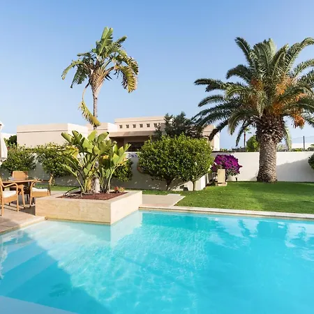 Puerto Del Carmen Sleeps 6 With Pool Air Con And Wifi Вілла *