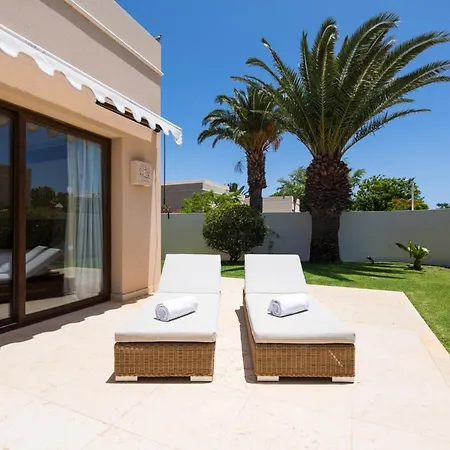 Puerto Del Carmen Sleeps 6 With Pool Air Con And Wifi Вілла